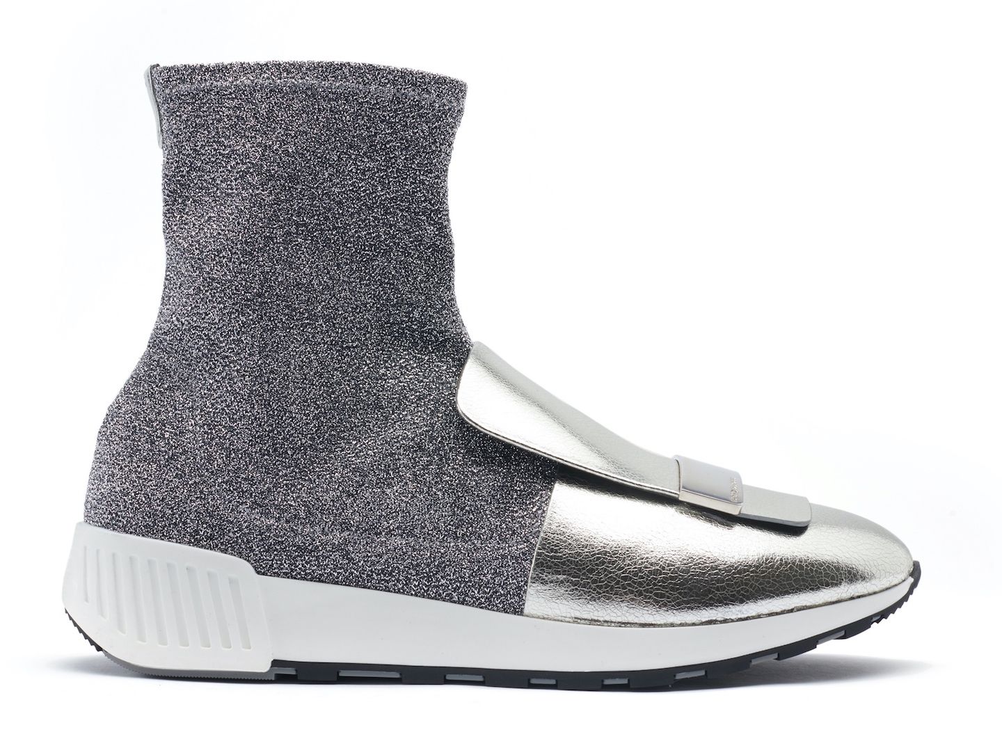 スニーカー「sr1 RUNNING」(シルバー)¥95,000(税抜)