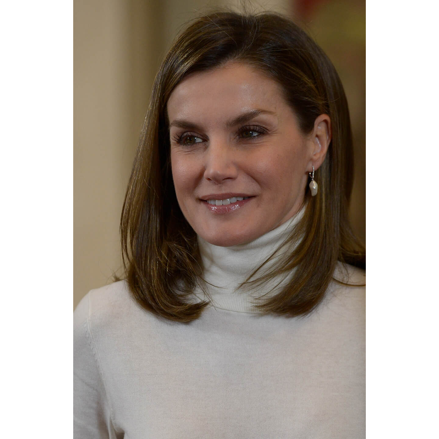 白のハイネックを着こなすLetizia(レティシア)王妃
