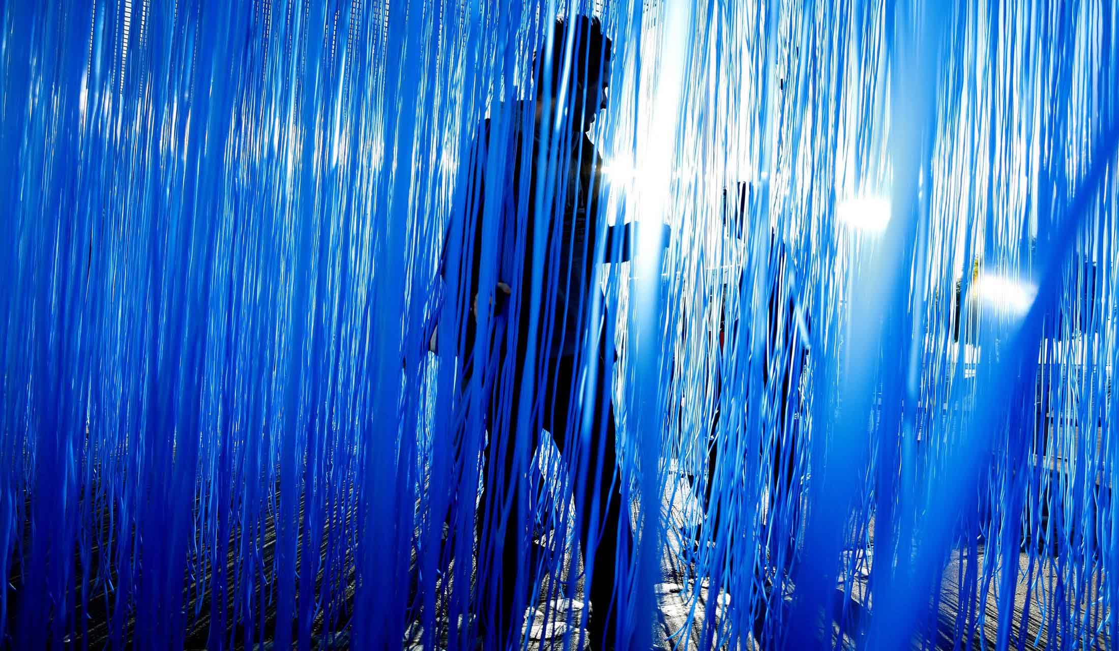 エスパス ルイ・ヴィトン東京のヘスス・ラファエル・ソトの展示作品「Penetrable BBL Bleu」