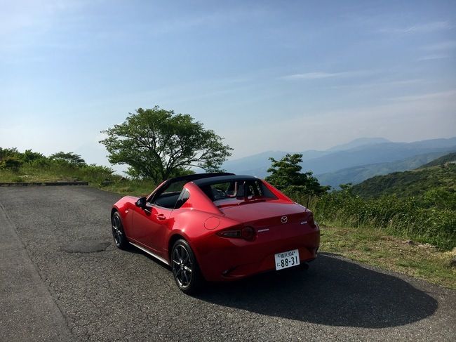 「ロードスター RF」は、後ろに向かってなだらかに傾斜する、美しいファストバックスタイルをもつ。
