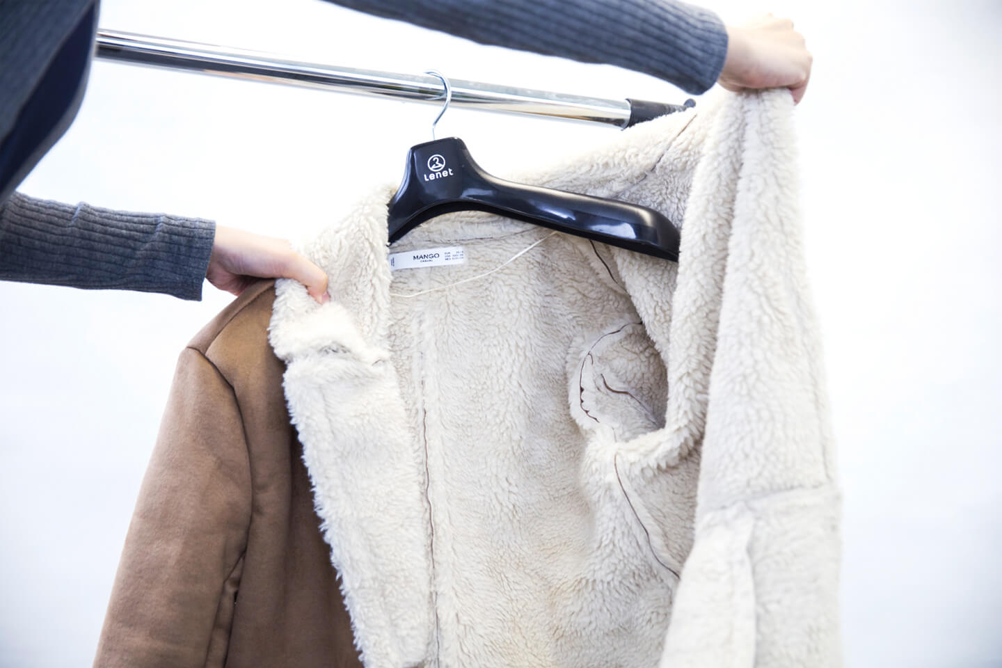 堅崩れを防ぐために4cmほどの厚みのあるハンガーがオススメです