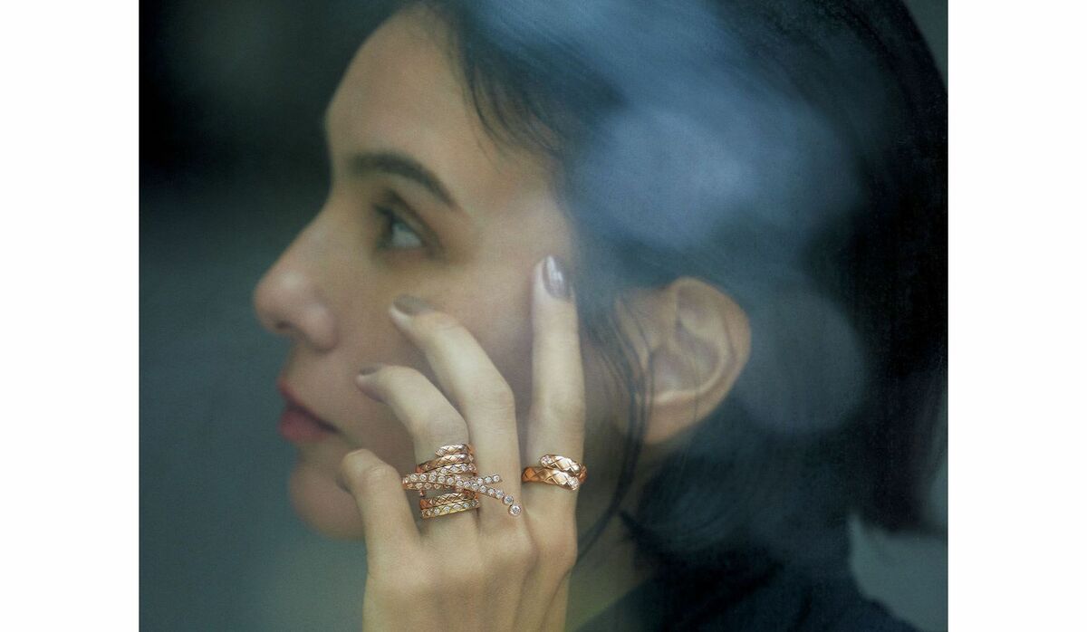 【大人ガーリーに】CHANEL リング リボン ゴールド シャネル」のリングを、優美な螺旋を描くようにさらりと重ねて