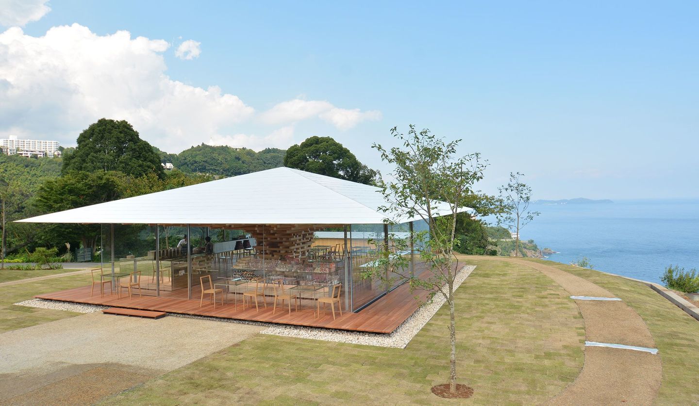 熱海のアカオハーブ&ローズガーデン内に隈 研吾さんが手がけるカフェ「COEDA HOUSE」がオープン