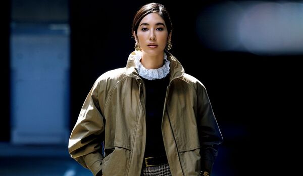 11/19 Wed|今季注目の英国調スタイルに「サンローラン」のフリルブラウスを重ねて意外性と奥行きを【365日コーディネート】