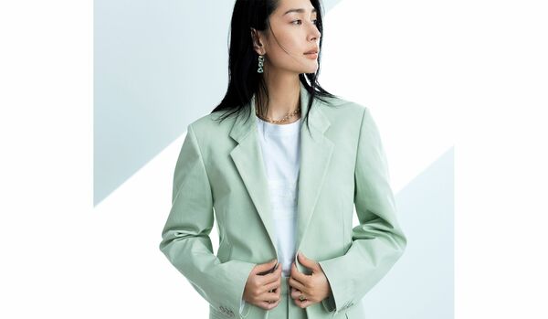 「メゾン マルジェラ」爽やかなグリーンのセットアップ｜堅い印象になりがちなジャケット＆パンツも、こなれた雰囲気に