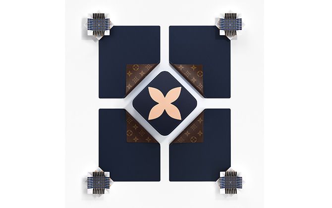 四隅／サンドリエ・マルセルPM[陶器トレイ]各￥39,000、中央／ボワット・クラランスGM[モノグラムフラワーを施した多機能ボックス]￥75,000、四辺／ス・マン ガス トン[デスクマット]各￥116,000（すべて税別）