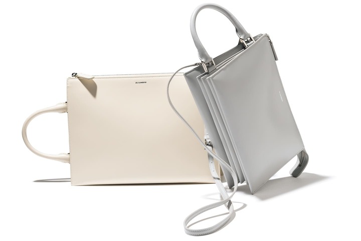 バッグ／右から『トゥーティ SM』［縦18×横24×マチ5㎝］￥158,000・『トゥーティ MD』［縦22×横30×マチ7㎝］￥215,000（ジルサンダージャパン〈ジル サンダー バイ ルーシー アンド ルーク・メイヤー〉）