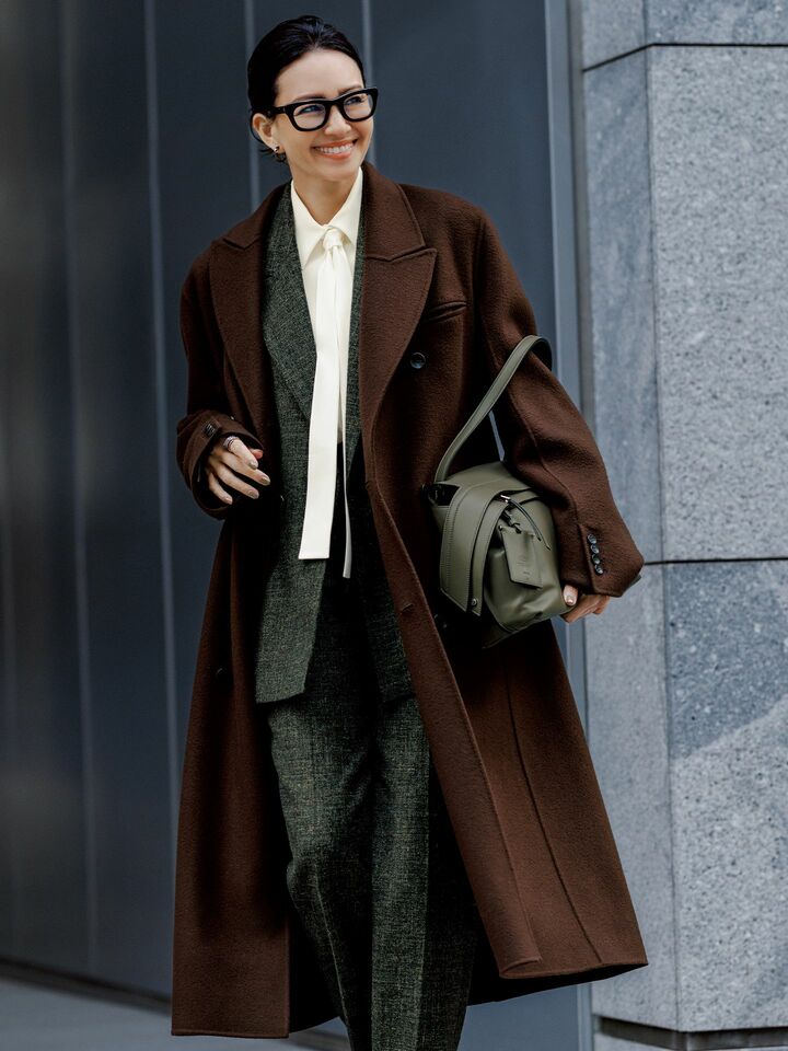 チノのコートを纏ったモデルのRINAさん