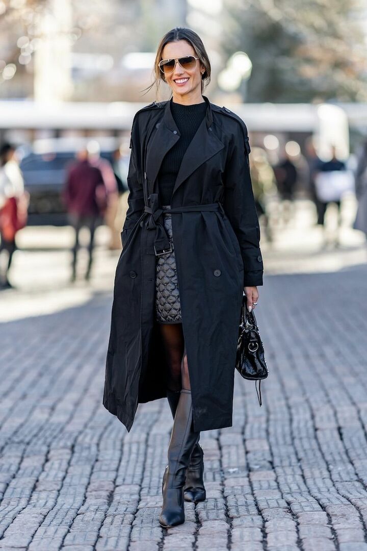 コートを共布ベルトでマークすると、くびれが生まれてしなやかさが倍増。