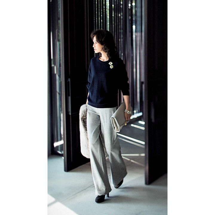 ニット（Theory luxe）、ケープ（ヴァルカナイズ・ロンドン〈カール ドノヒュー〉）、パンツ（三喜商事〈ストラネス〉）、ブローチ［上］・［下］・ブレスレット（ボン マジック）、バッグ（コロネット〈ニナリッチ〉）、靴（インポーテッド バイ ヒットマン〈アルベルト フェルマーニ〉）　撮影／水田 学（NOSTY）　BY ：『Precious1月号』小学館、2015年