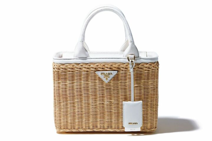 バッグ￥175,000／予価、ショルダーストラップ付き【縦18×横26×マチ11.5cm】（プラダ ジャパン〈プラダ〉）　［Precious2019年7月号77ページ］
