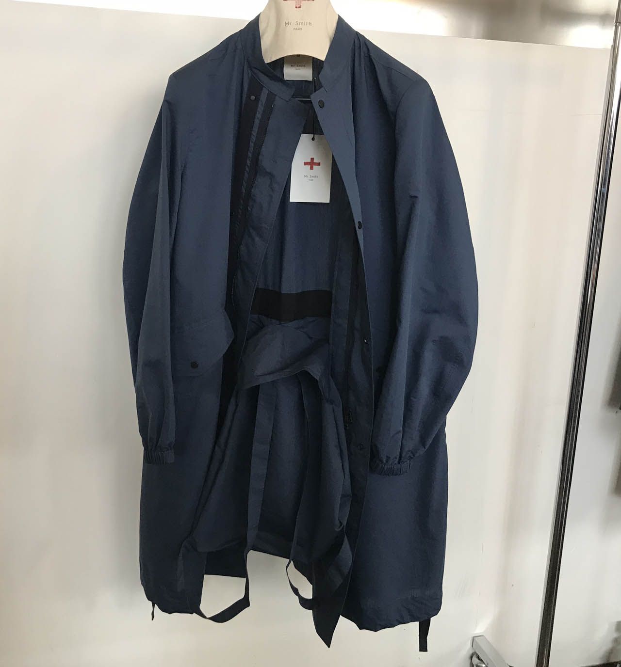 何と、内側にバッグ付き! コートをしまえて、さらに他にものを入れられるポケットもついている。