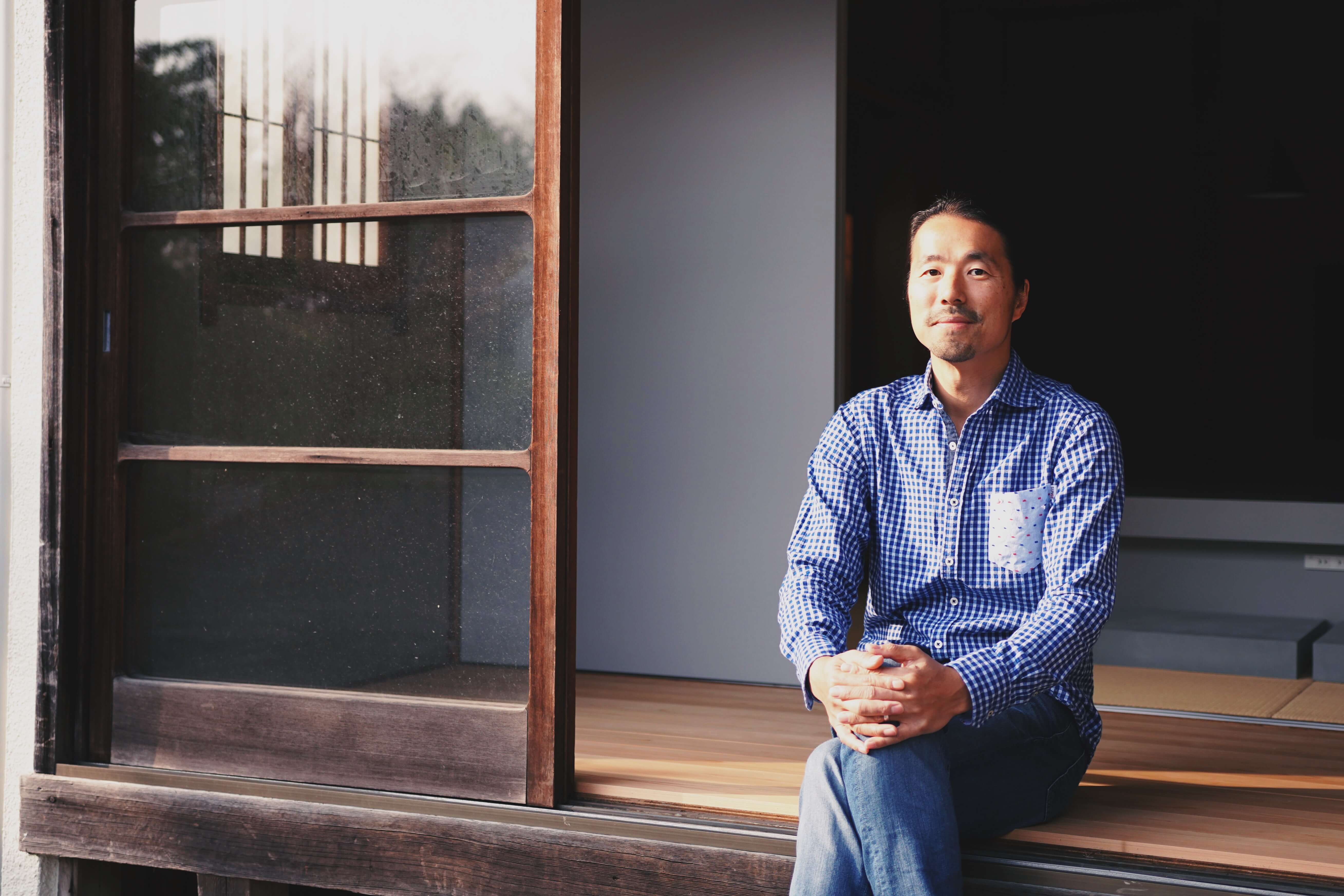 松島倫明さん。編集部分室が入る、鎌倉の『北条SANCI』縁側にて