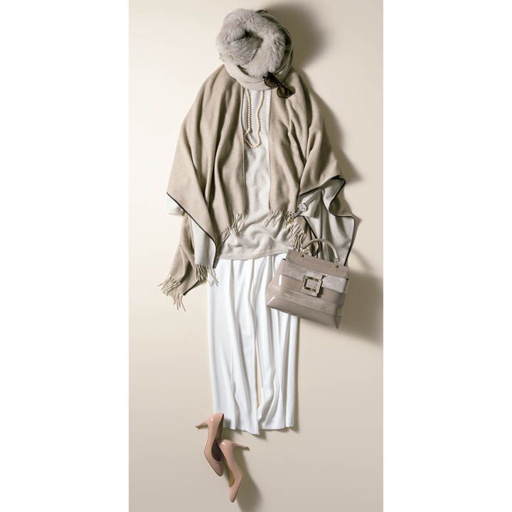 カシミアのマント・フード付きストール・パンツ・サングラス(マックスマーラ ジャパン〈マックスマーラ〉)、カシミアのニットチュニック(マックスマーラ ジャパン〈エス マックスマーラ〉)、パールネックレス(チェルキ〈ミッレ〉)、時計(ソーウインド ジャパン〈ジラール・ペルゴ〉)、バッグ(ロジェ・ヴィヴィエ・ジャパン)、靴(セルジオ ロッシ) 撮影/佐藤 彩 BY:『Precious12月号』小学館、2017年