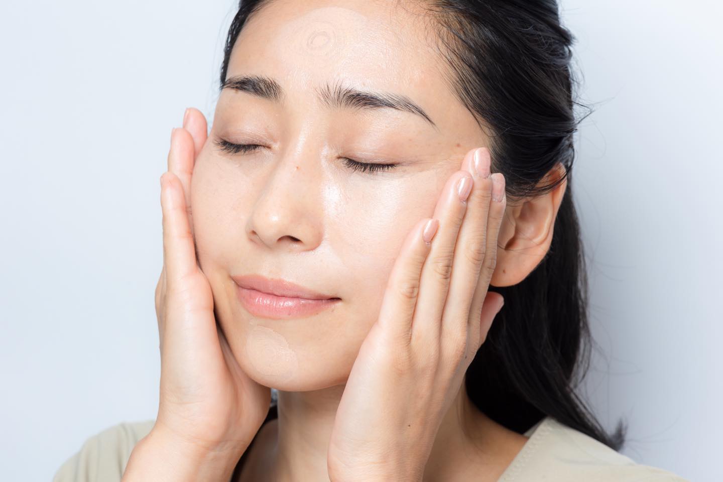引き上げながらファンデーションをのばすと、肌に上向きの均一な膜が張られハリ感がアップする。