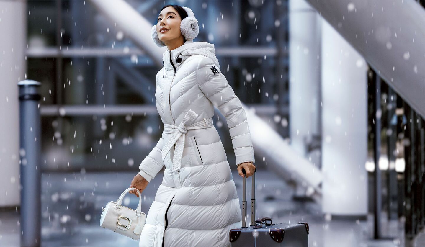 「マッカージュ」のマキシダウンコートを着用したモデル