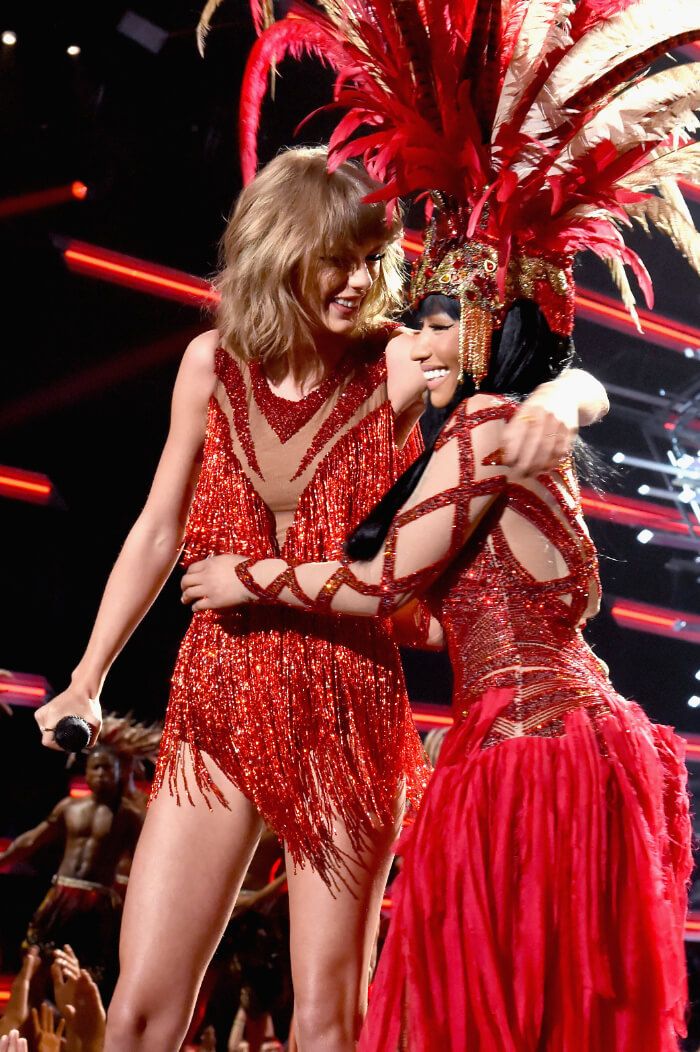 左は、テイラー・スイフト。