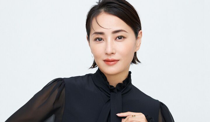 脱・黒アイメイクで、黒の服を着た大人の顔に華やぎと洗練を。