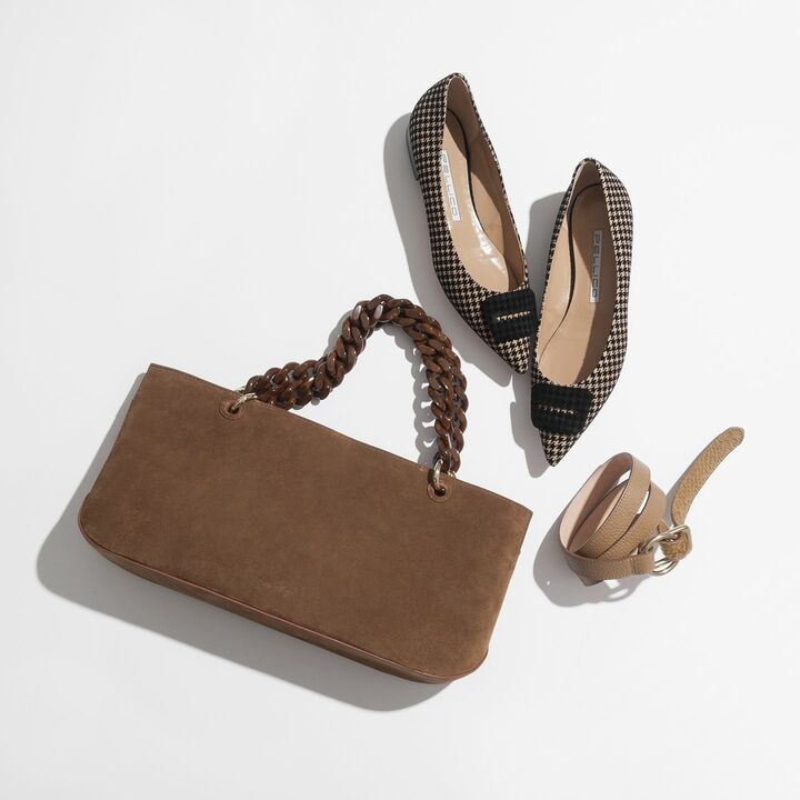 ［上］靴￥54,000(エリオポール代官山<ペリーコ>)　　［下左］バッグ￥54,000(アマン〈ペリーコ〉) ［下右］ベルト￥19,000／参考価格(アマン〈アマンアトリエ アンボワーズ〉)