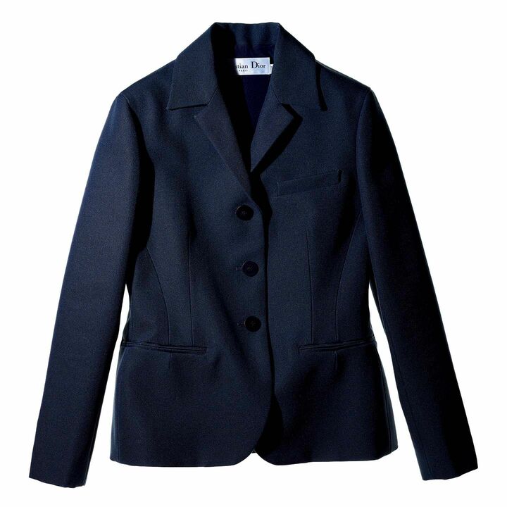 自然に体に沿うシェイプシルエット。厚手の肩パッドや芯地を入れず、軽やかで快適な着用感を追求。ジャケット￥460,000［手織りのシルクテキスタイル］（クリスチャン ディオール〈ディオール〉）