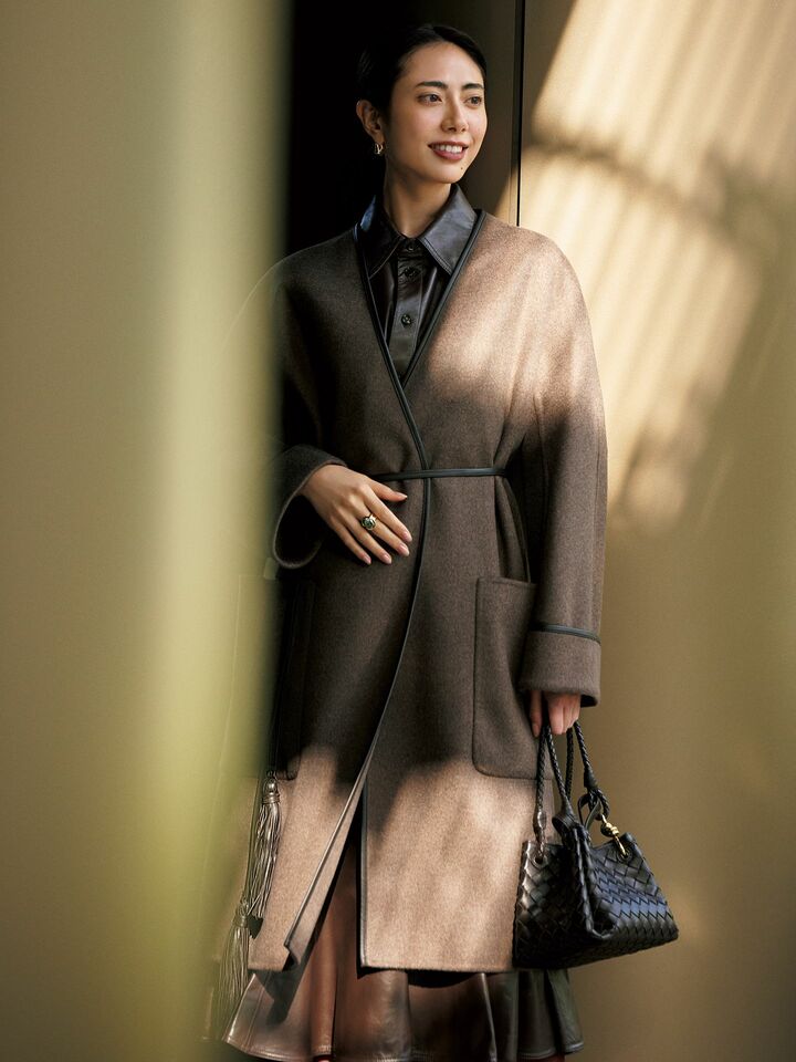 「ボッテガ・ヴェネタ」のラップコートを着用したモデルの土屋巴瑞季さん