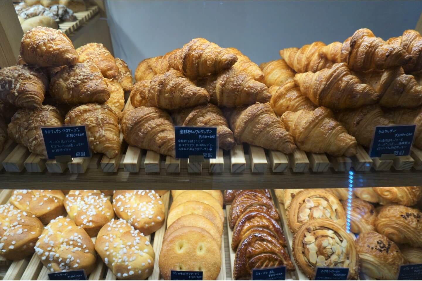 ショーケースにたくさんのパンが並ぶ写真