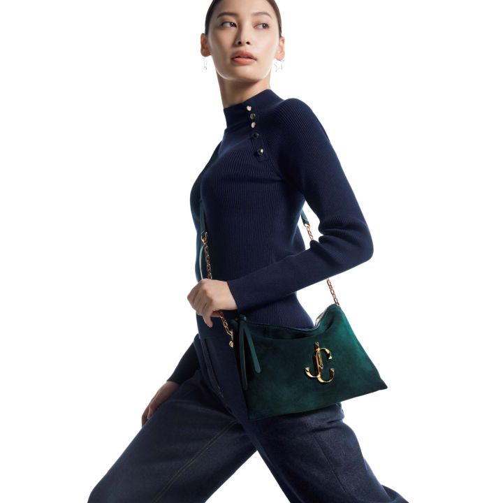 ショルダーバッグ『VARENNE 』(JIMMY CHOO)、ニット・デニムパンツ(東レ・ディプロモード〈セブンティ〉)、ピアス(アルテミス・ジョイエリ) 撮影/CHITO(THE OCTOPUS) BY:『Precious9月号』小学館、2019年