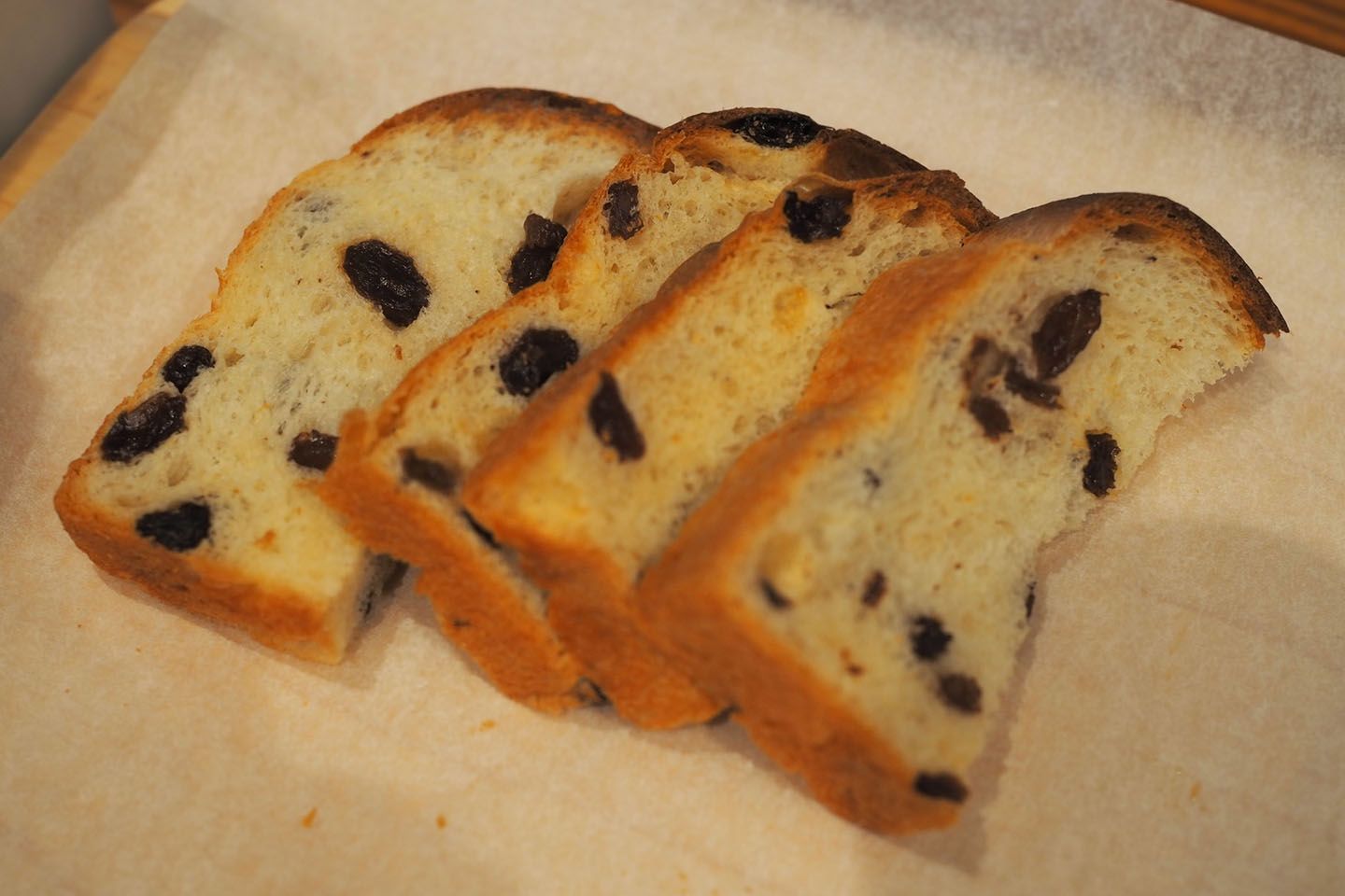 レーズン食パンをカットしたところ。少し甘味を感じるおいしさでついつい手がまた伸びてしまう!