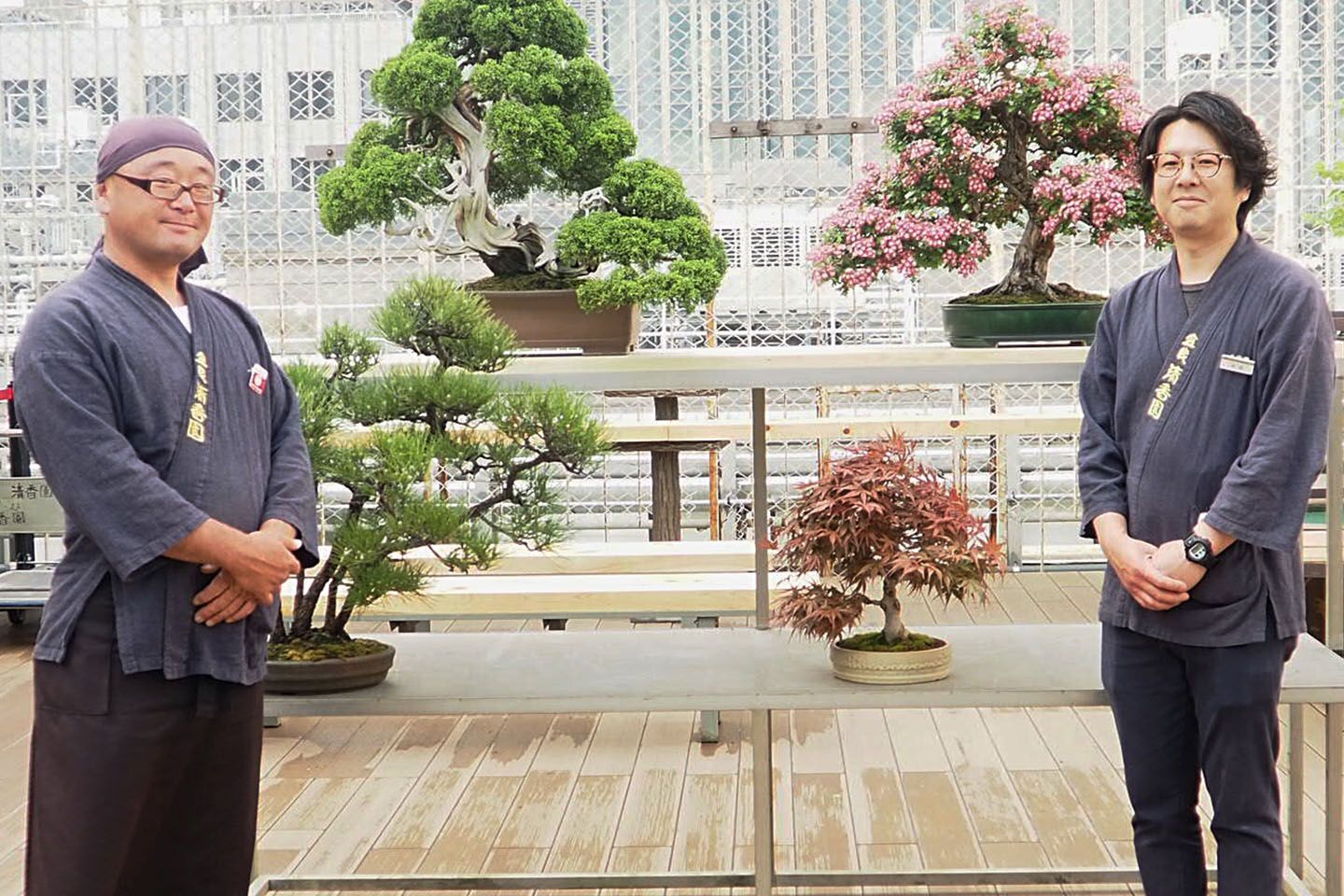 清香園の山田寅幸さん(写真左)と浦壁良太さん(写真右)。豊富な知識をもったスタッフが常駐しているので、自分が盆栽を置きたい環境なども相談しながら選べます。