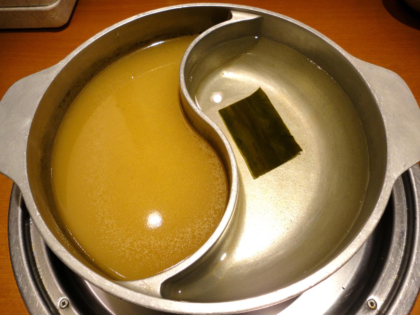 「鴛鴦(ユエンヤン)」と呼ばれる中央に仕切りがある鍋