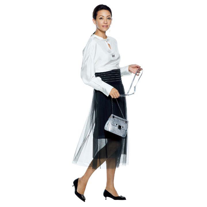 スカート・ブラウス(ブルネロ クチネリ ジャパン)、バッグ(JIMMY CHOO)、ピアス(ピアジェ)、靴(ブルーベル・ジャパン〈マノロ ブラニク〉) 撮影/熊澤 透 BY:『Precious9月号』小学館、2018年