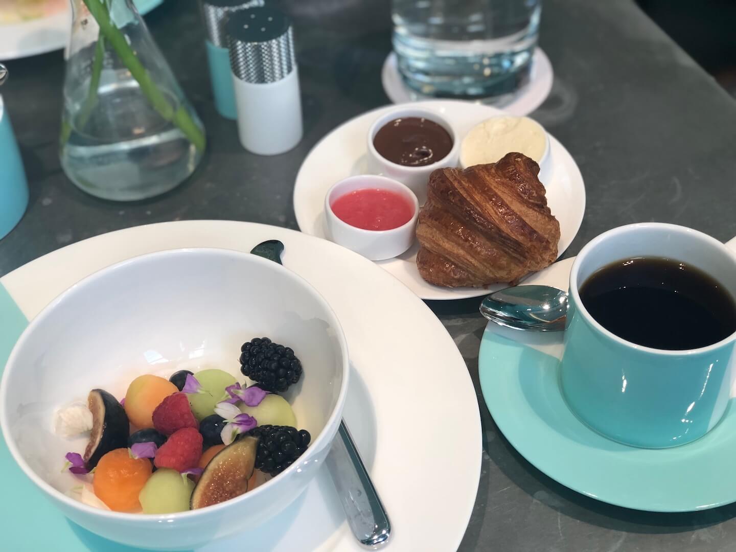 Breakfast at Tiffanyの「クロワッサンと季節のフルーツ」