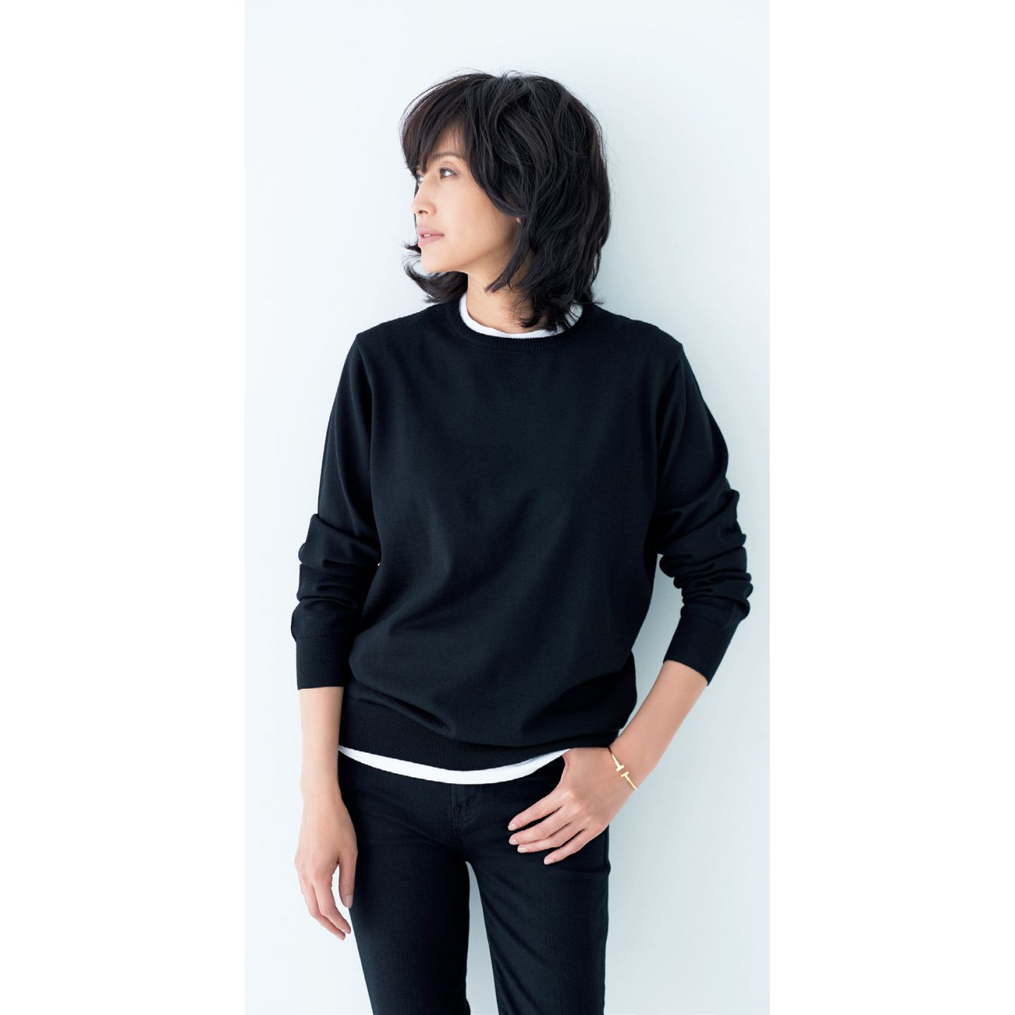 カットソー¥6,800・ニット¥24,000(スローン)、デニム¥29,000(サザビーリーグ〈マザー〉)、バングル¥210,000/予価(ティファニー・アンド・カンパニー・ジャパン・インク)
