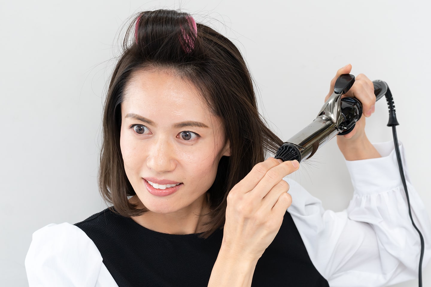 バランスを見ながらひとつまみずつ毛先を外巻きにする。