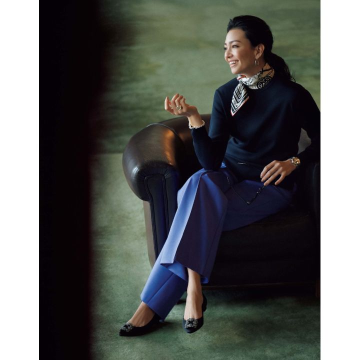 トップス(ebure)、サングラス(ケリング アイウエア ジャパン〈サンローラン バイ アンソニー・ヴァカレロ〉)、スカーフ(エルメスジャポン)、ピアス・ブレスレット・リング(ドゥロワー 青山店〈オール ブルース〉)、時計(ソーウインド ジャパン〈ジラール・ぺルゴ〉)パンツ(コロネット〈ミラ・ショーン〉)、靴(ブルーベル・ジャパン〈マノロ ブラニク〉) 撮影/生田昌士(hannnah) BY:『Precious4月号』小学館、2020年
