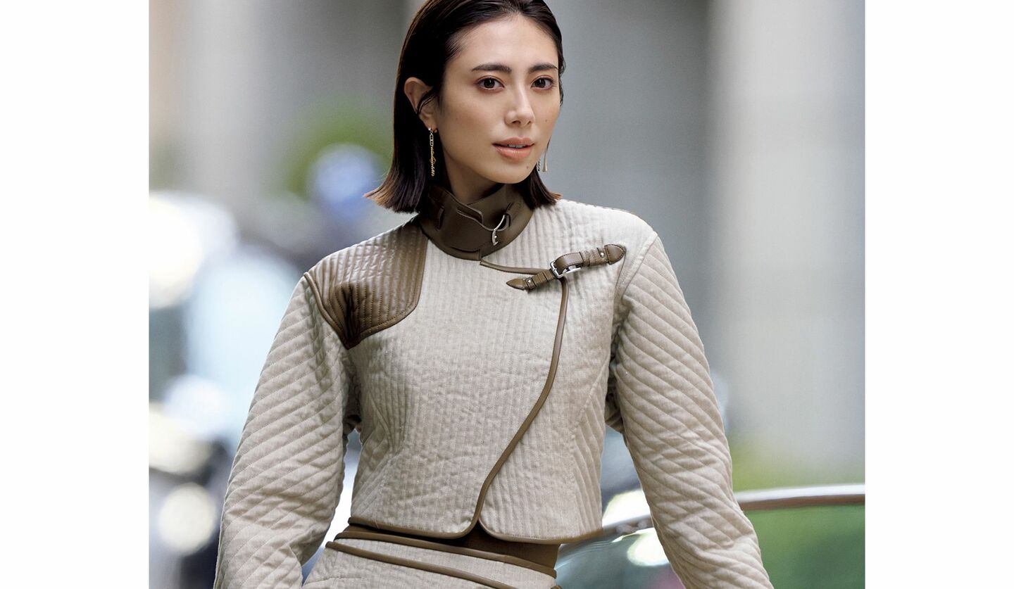 エルメスのウエアを着用したモデルの土屋巴瑞季さん