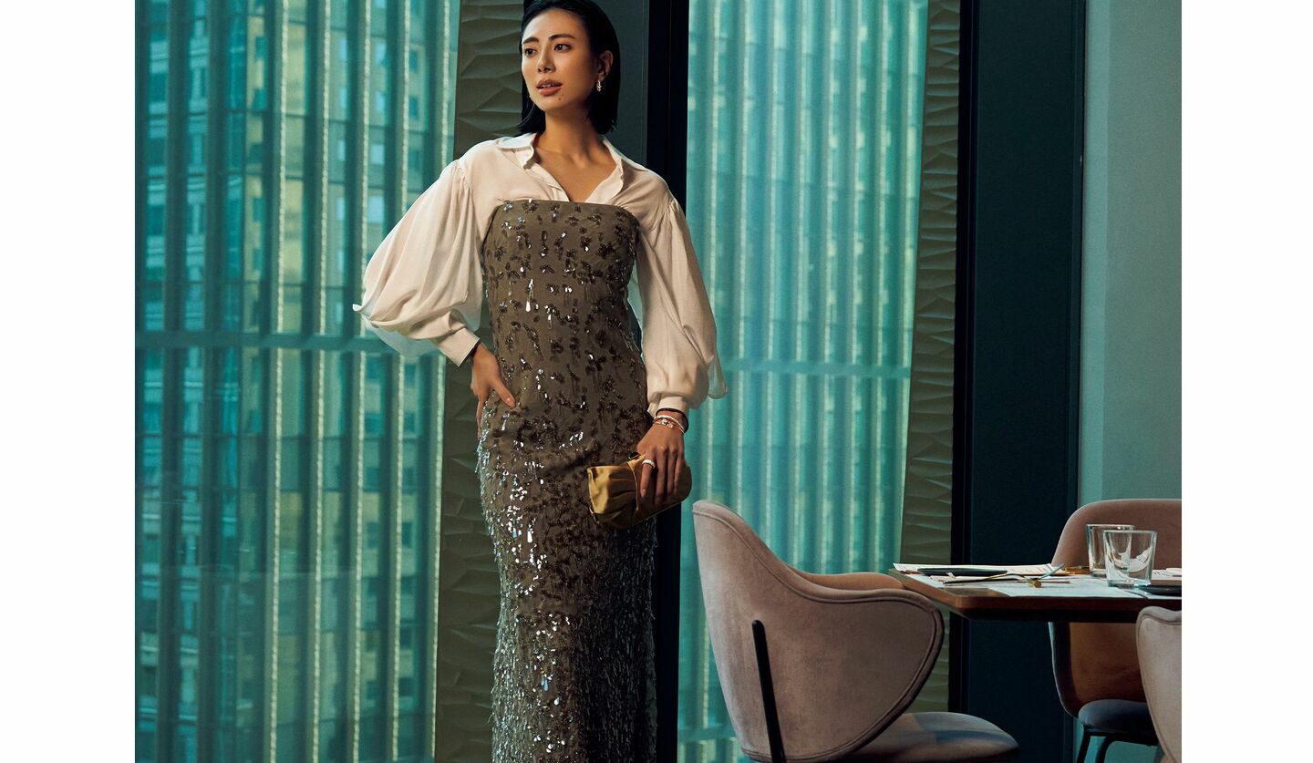 ブルネロ クチネリのワンピースを着用したモデルの土屋巴瑞季さん