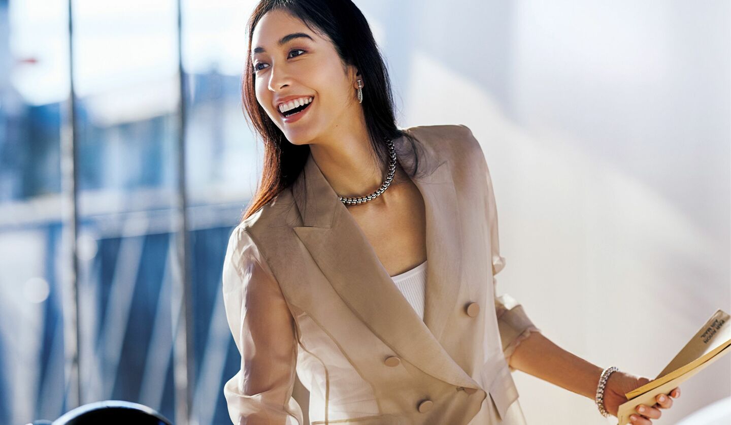 マックスマーラのウエアを着用したモデルの立野リカさん