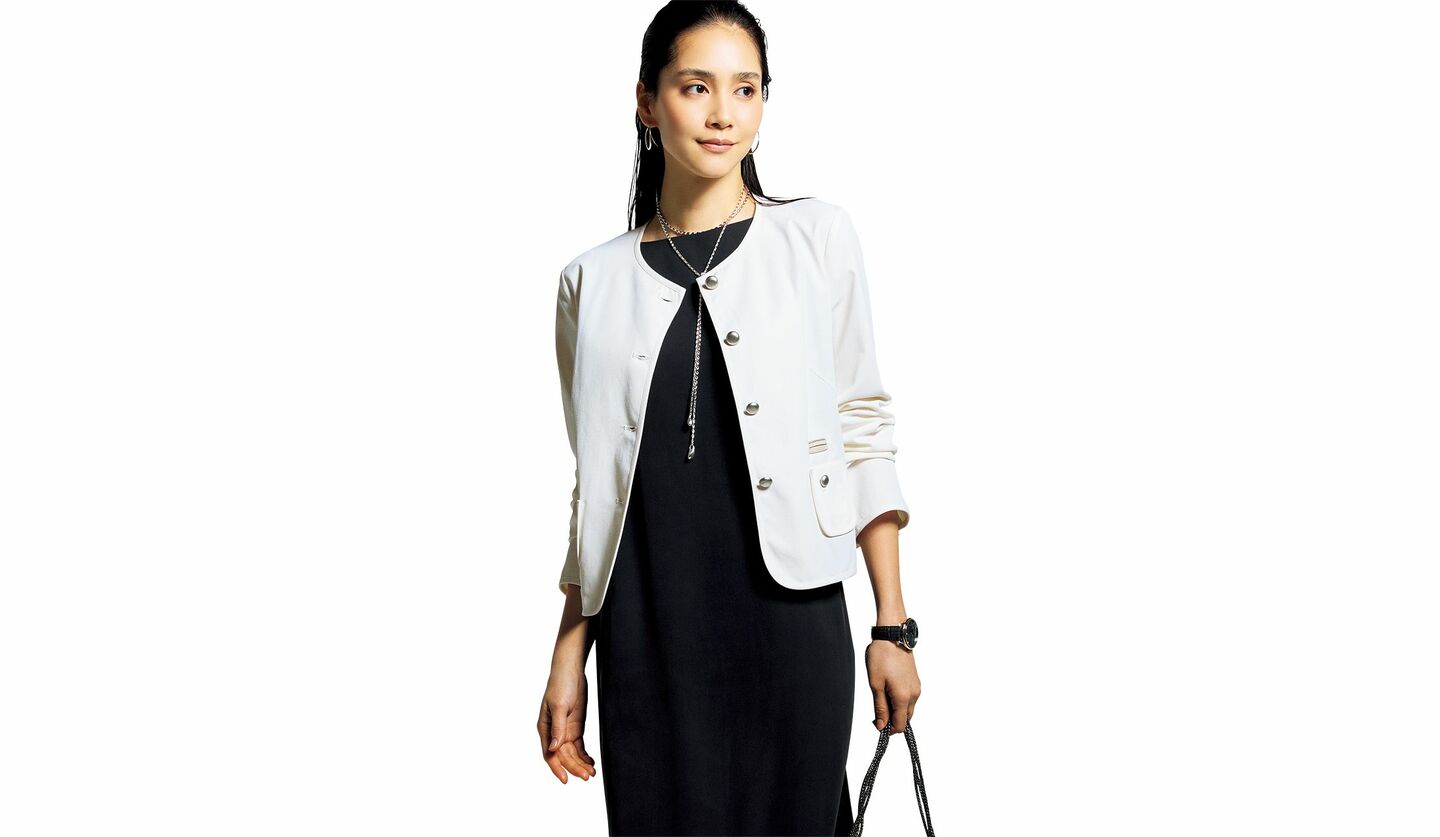 「ブランベール」のジャケットと「アンビラン」のワンピースを着用したモデル