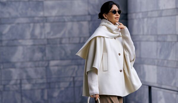 1/30 Fri｜「マックスマーラ」のホワイトポンチョを主役に重ねたミルキーレイヤードで、ラグジュアリーな冬スタイルに【365日コーディネート】