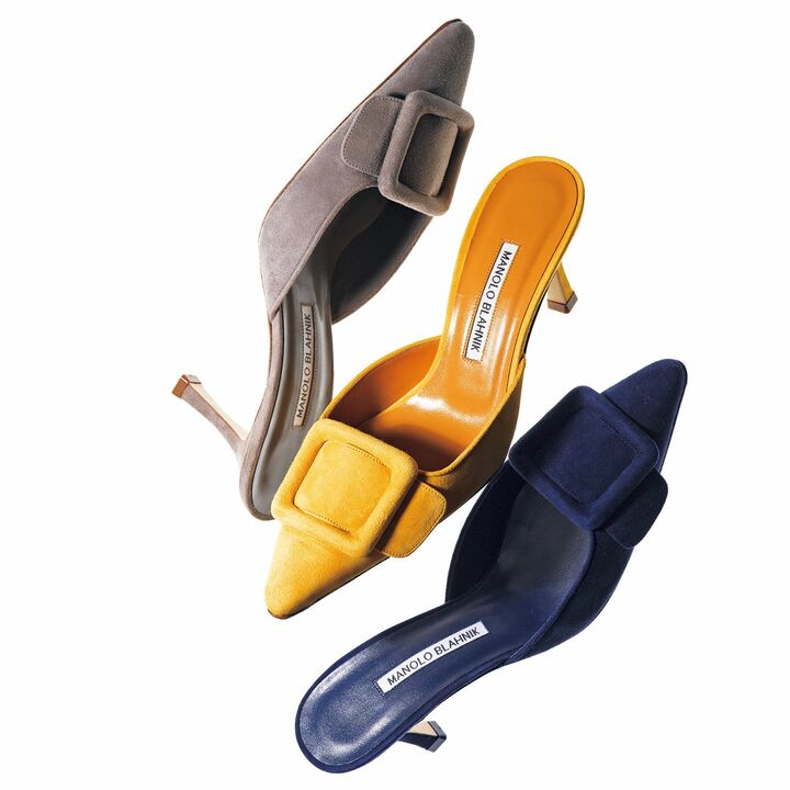 靴 上から／ほっそりとしたポインテッドトウと同色のスクエアバックルが、足元をすっきり見せる。シックなライトトープは、春先のワードローブを選ばない万能色。「メイセール」￥103,000【ヒール7cm】・心躍る、鮮やかなイエローでおしゃれを活性化！ 「メイセール」￥103,000【ヒール7cm】・上品なネイビーは、きちんとした装いにも似合う。「メイセール」￥103,000【ヒール7cm】（ブルーベル・ジャパン〈マノロ ブラニク〉）　[Precious2019年4月号282-283ページ]