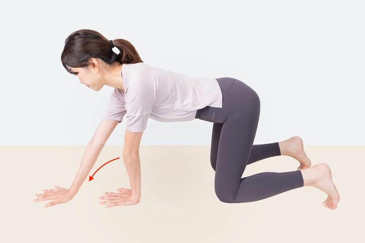 手の位置をずらすことで広背筋が伸びやすくなる