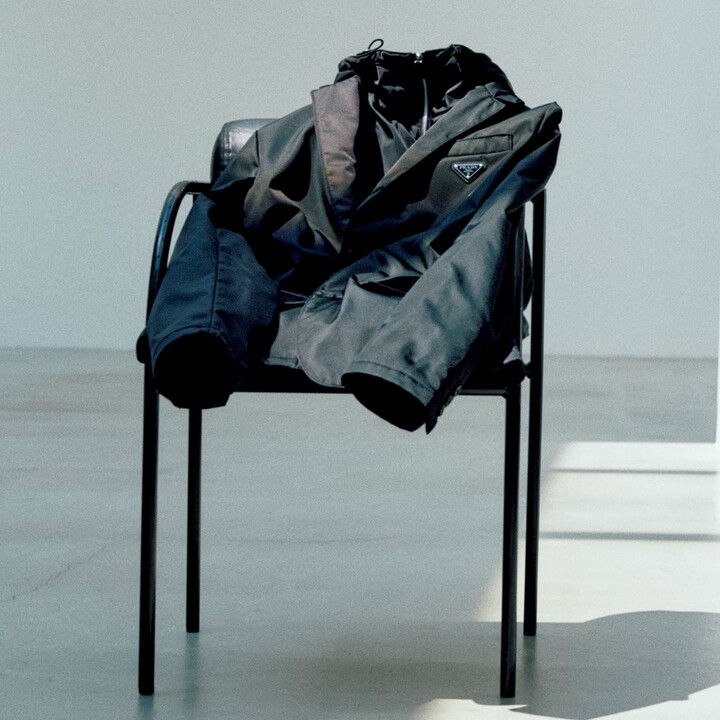 1枚で2役こなしてくれるアイテムは、俯瞰して考えればそれだけでも省エネルギーに貢献しているといえる。そのコンセプトにも合致する「プラダ リナイロン」素材ならばなおのことだ。ナイロンジャケットにジップを備えたフーディをフェイクレイヤードした本作は、これを着脱することで2通りの着こなしパターンに。「装着」状態ならばスポーティな雰囲気が強調され、ジャケット単体使用ならば当然フォーマルな印象が香り立つ。いずれも休日には頼もしすぎる存在だ。￥408,100［予価］（プラダ クライアントサービス）