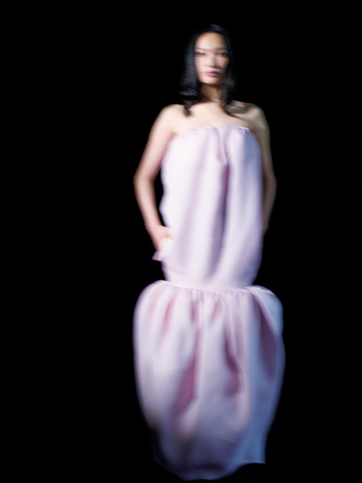 バレンシアガのドレスを纏った大政 絢さん