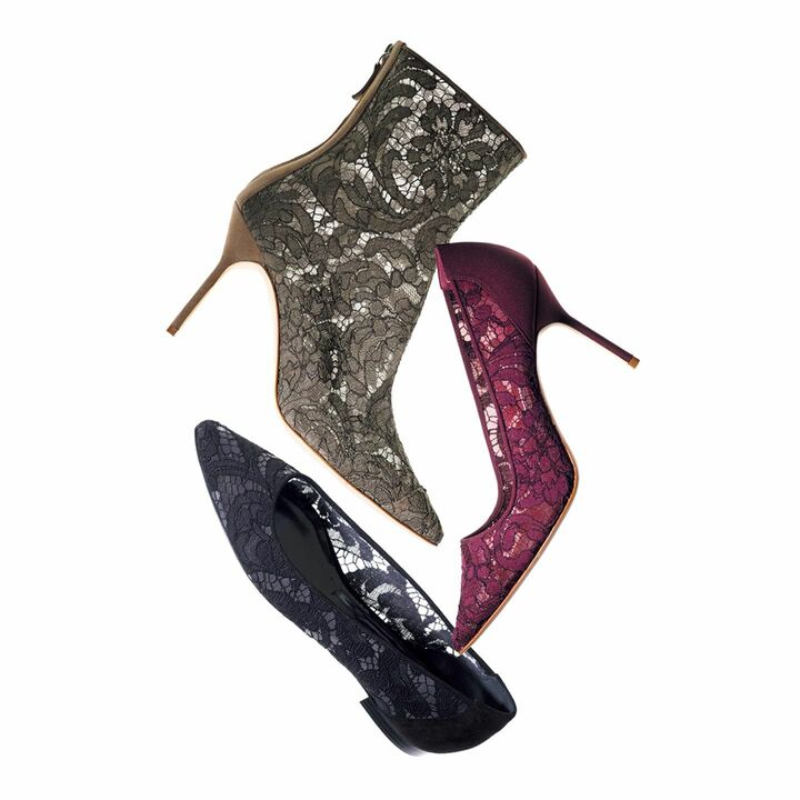 ［上］靴「ZARINANU」［ヒール：9cm］￥155,000・［中右］靴「BB」［ヒール：9cm］￥105,000・［下左］靴「BB」［ヒール：1cm］￥105,000（ブルーベル・ジャパン〈マノロ ブラニク〉）　[Precious2018年10月号258ページ] 