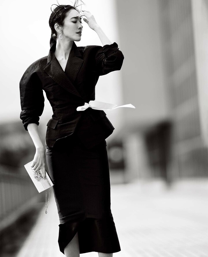 「ランバン」のジャケットを着用したモデルの立野リカさん