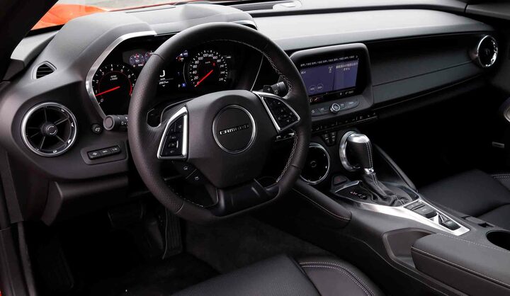 コクピットまわりのデザインは割とオーソドックス。使いやすく、視認性も良好だ。