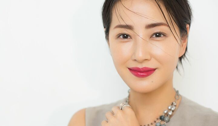艶やかな赤リップで彩る、気持ちも運気も上がりそうな美人顔へ。