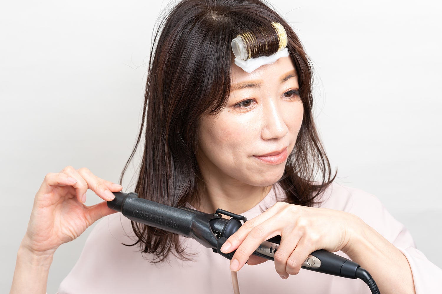 アイロンは32mmを使用。すべての毛先をワンカール内巻きに。