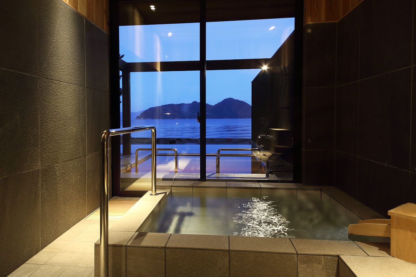 銀温泉は内風呂。コスメにも使われるメタケイ酸を豊富に含む“美人の湯”